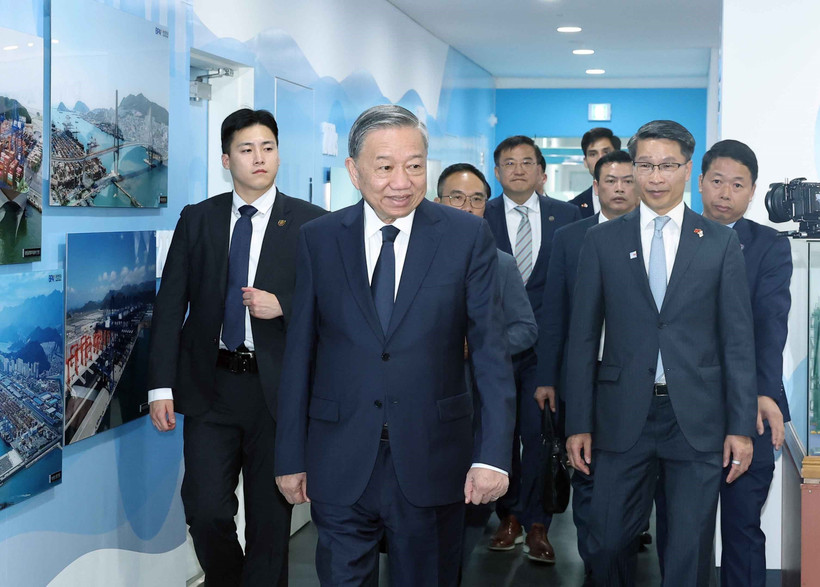 El secretario general To Lam visita el puerto automatizado de la DGT en Busan, Corea del Sur. (Foto: VNA)