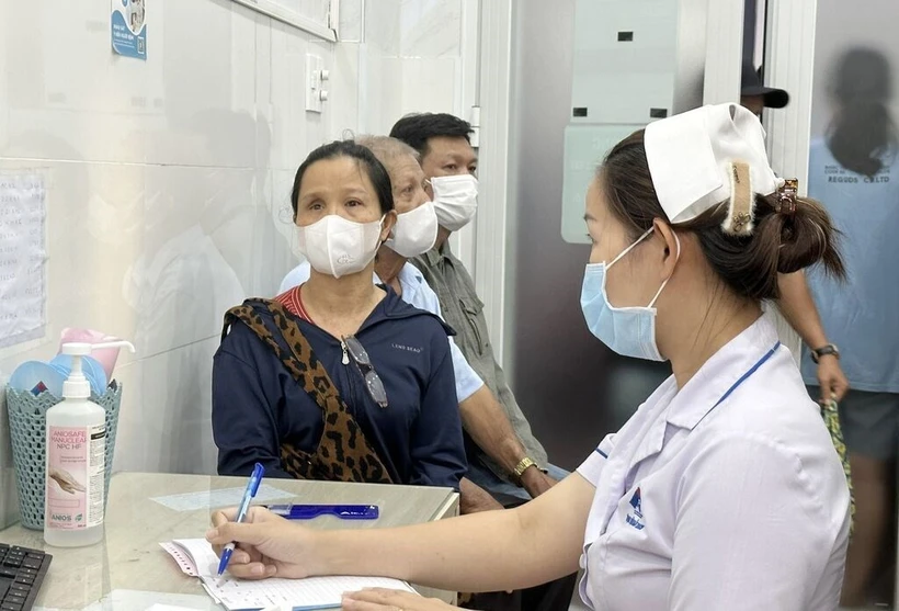 La gente espera a ser examinada para detectar conjuntivitis en el Hospital Oftalmológico de Ciudad Ho Chi Minh. (Foto: VNA)