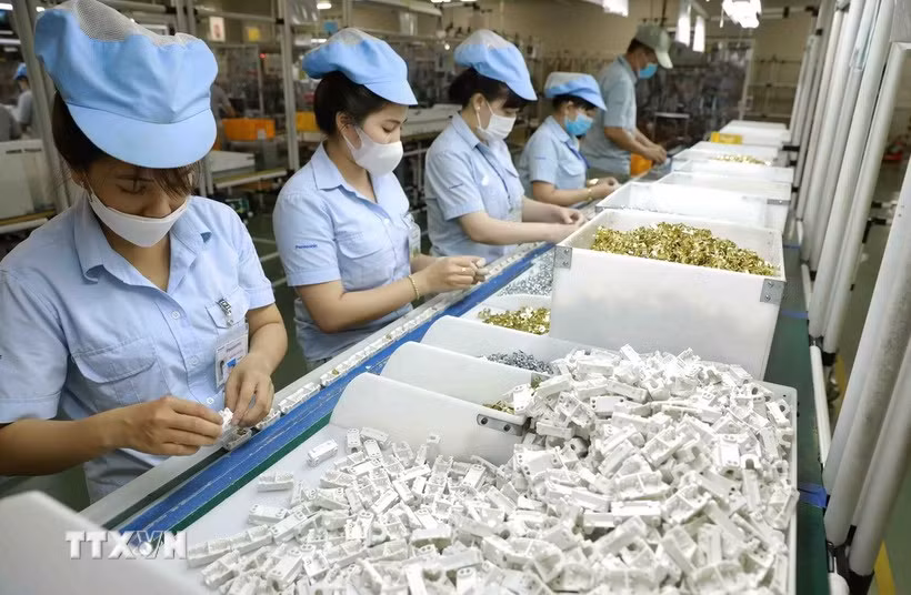Fabricación de electrodomésticos en la fábrica de Panasonic Life Solutions Vietnam, ubicada en el Parque Industrial Vietnam-Singapur (VSIP) en la antigua provincia de Binh Duong, actual Ciudad Ho Chi Minh. (Foto ilustrativa: VNA)
