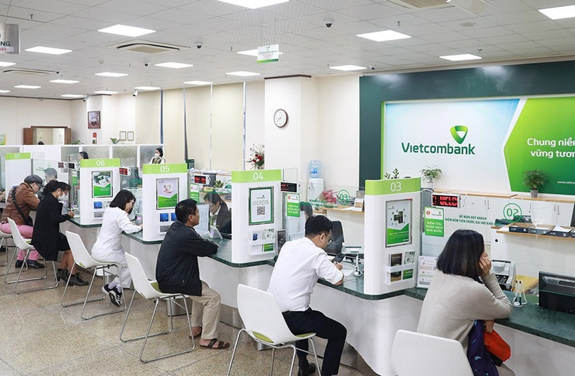 Clientes realizan transacciones en el banco Vietcombank. (Foto: hanoimoi.vn)