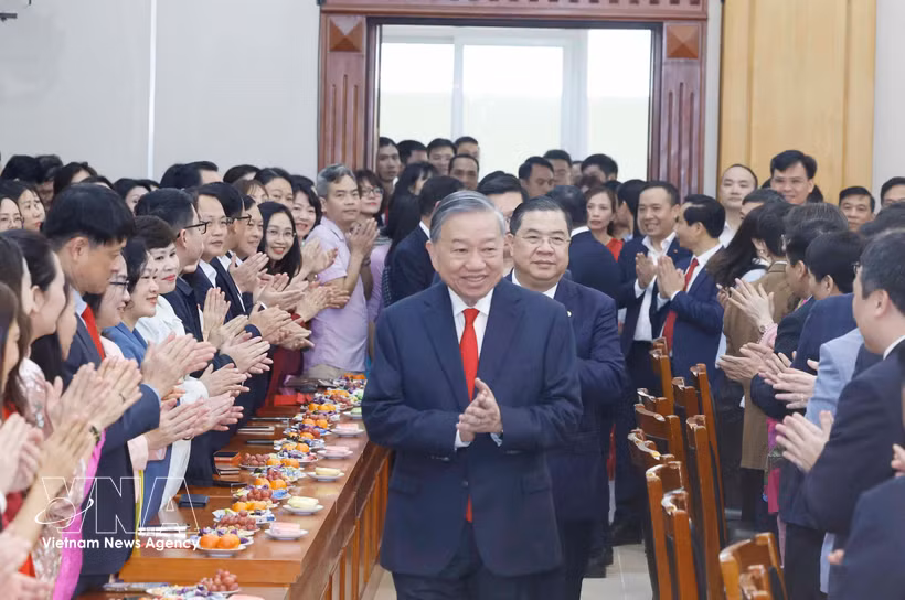 El secretario general del Partido, To Lam, felicita el Año Nuevo a los funcionarios, empleados públicos y trabajadores de la Oficina del Comité Central del Partido. (Foto: VNA)