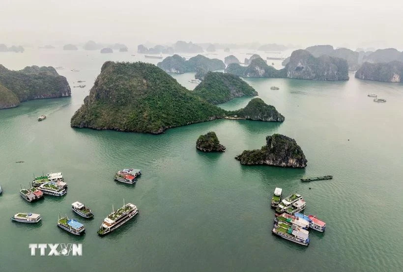 El hermoso paisaje natural de la Bahía de Ha Long atrae a muchos turistas (Foto: VNA)