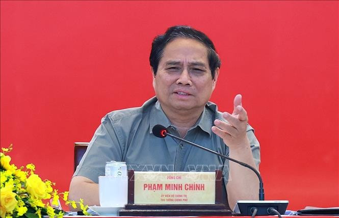 El primer ministro de Vietnam, Pham Minh Chinh, trabaja con autoridades de Ciudad Ho Chi Minh, sobre la solución de los problemas en los proyectos de la urbe (Fuente: VNA)