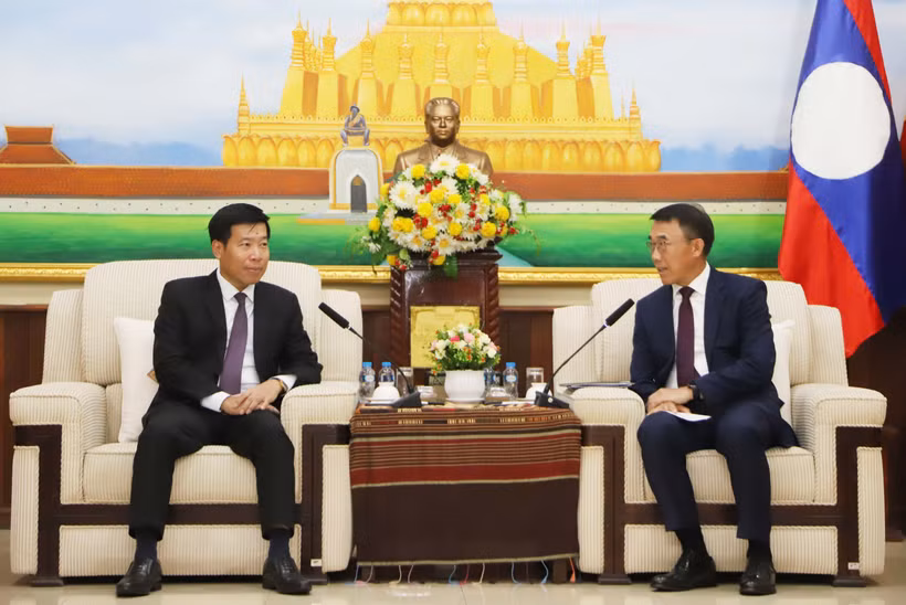 El vicecanciller vietnamita Nguyen Manh Cuong (izquierda) y el jefe interino de la Comisión de Relaciones Exteriores del Comité Central del Partido Popular Revolucionario de Laos, Bounlua Phandanouvong. (Foto: VNA)