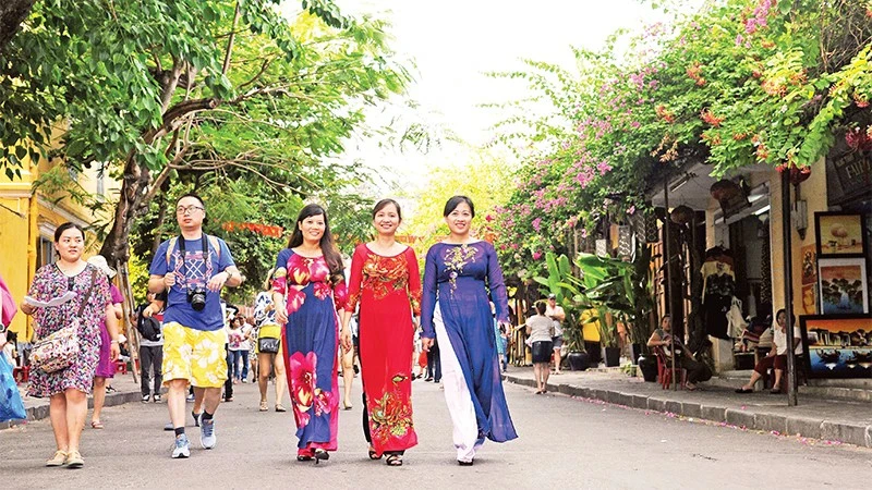 Los turistas visitan el casco antiguo de la ciudad de Hoi An, provincia de Quang Nam. (Foto: nhandan.vn)