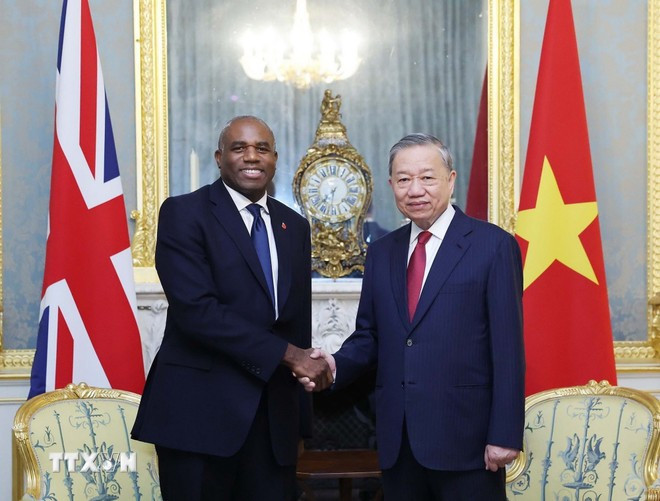 El secretario general To Lam se reúne con el viceprimer ministro británico, David Lammy, en Londres. (Foto: VNA)