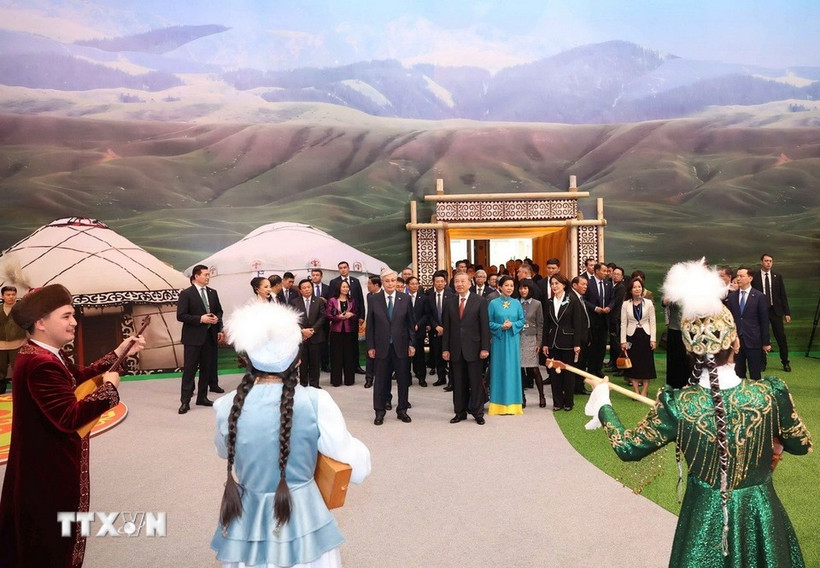 El secretario general To Lam y su esposa, junto con el presidente kazajo, Kassym-Jomart Tokayev, visitan la aldea cultural étnica en Astaná. (Foto: VNA)