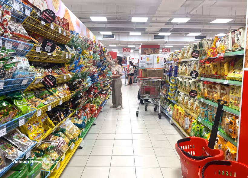 Los consumidores realizan compras en un supermercado GO! en el barrio de Tan My, Ciudad Ho Chi Minh. (Foto: VNA)