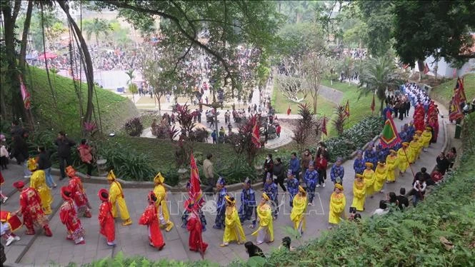 La procesión, junto con una delegación y un gran número de turistas, participa en la ceremonia de ofrenda de incienso en el templo Thuong. (Foto: VNA)