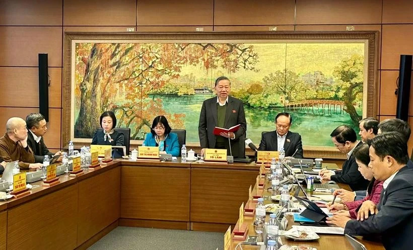 El secretario general del Partido Comunista de Vietnam, To Lam, habla en la sesión de discusión en grupos durante la novena reunión extraordinaria de la Asamblea Nacional. (Foto: VNA)