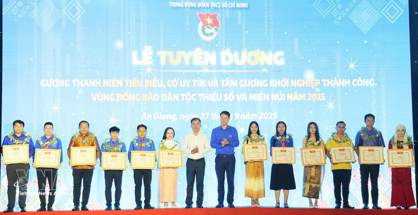 26 jóvenes de minorías étnicas del suroeste de Vietnam fueron reconocidos por el éxito de sus startups en 2025. (Foto: VNA)