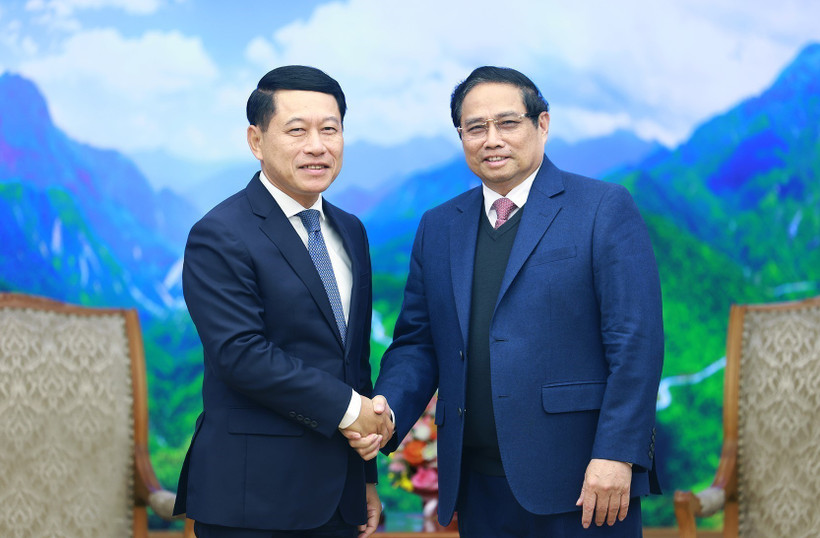 El primer ministro de Vietnam, Pham Minh Chinh, (D) se reúne con el viceprimer ministro de Laos Saleumxay Kommasith. (Fuente: VNA)