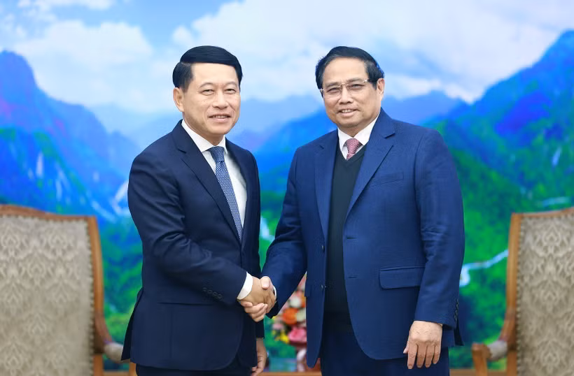 El primer ministro de Vietnam, Pham Minh Chinh, (D) se reúne con el viceprimer ministro de Laos Saleumxay Kommasith. (Fuente: VNA)