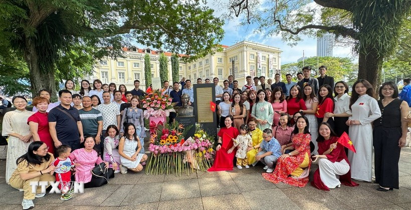 La comunidad vietnamita en Singapur deposita flores ante la estatua del Presidente Ho Chi Minh en el Museo de las Civilizaciones Asiáticas de Singapur para conmemorar el 80.º aniversario de la Revolución de Agosto y el Día Nacional el 2 de septiembre. (Foto: VNA)
