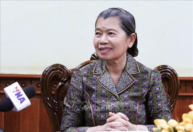 La vicepresidenta del Partido Popular de Camboya (CPP) y asesora principal del Rey de Camboya, Samdech Kittisangha Bundit Men Sam An, concede una entrevista a la VNA sobre el XIV Congreso del Partido Comunista de Vietnam. (Foto: VNA)