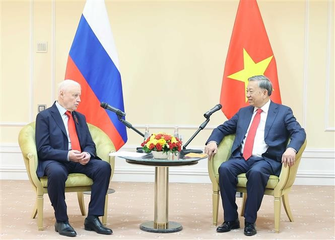 El secretario general del Partido Comunista de Vietnam, To Lam, se reúne en Moscú con Sergey Mironov, presidente del partido ruso “Rusia Justa – Patriotas – Por la Verdad”. (Foto: VNA)