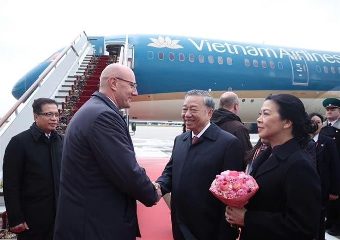 El viceprimer ministro ruso Dmitri Chernyshenko despide al secretario general To Lam y a su esposa en el aeropuerto Vnukovo 2, Moscú. (Foto: VNA)