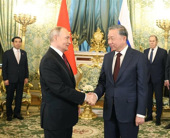 El secretario general del Partido Comunista de Vietnam, To Lam, se reúne con el presidente ruso, Vladimir Putin, en Moscú. (Foto: VNA)