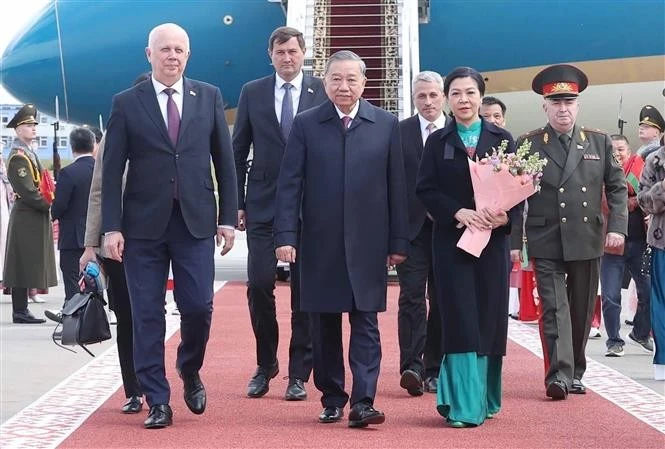 El viceprimer ministro bielorruso Anatoly Sivak recibe al secretario general To Lam y a su esposa en el Aeropuerto Internacional de Minsk. (Foto: VNA)
