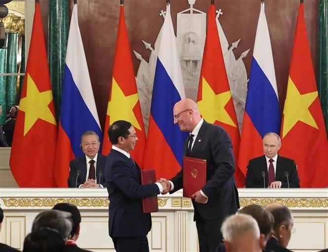 El secretario general To Lam y el presidente Vladimir Putin presenciaron la entrega, por parte del viceprimer ministro y canciller vietnamita Bui Thanh Son y del viceprimer ministro ruso Dmitry Chernyshenko, del Acuerdo sobre cooperación en el sector de petróleo y gas y del Protocolo sobre el funcionamiento de las empresas conjuntas Vietsovpetro y Rusvietpetro. (Foto: VNA)