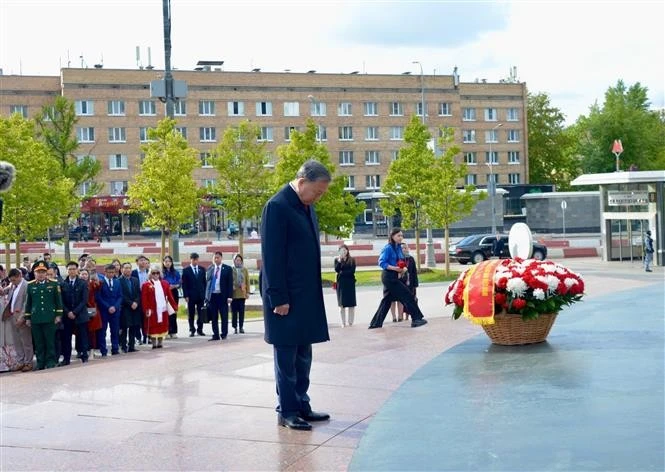 El secretario general del Partido Comunista de Vietnam, To Lam, coloca ofrendas florales ante el monumento al Presidente Ho Chi Minh en la Plaza que lleva su nombre en Moscú. (Foto: VNA)