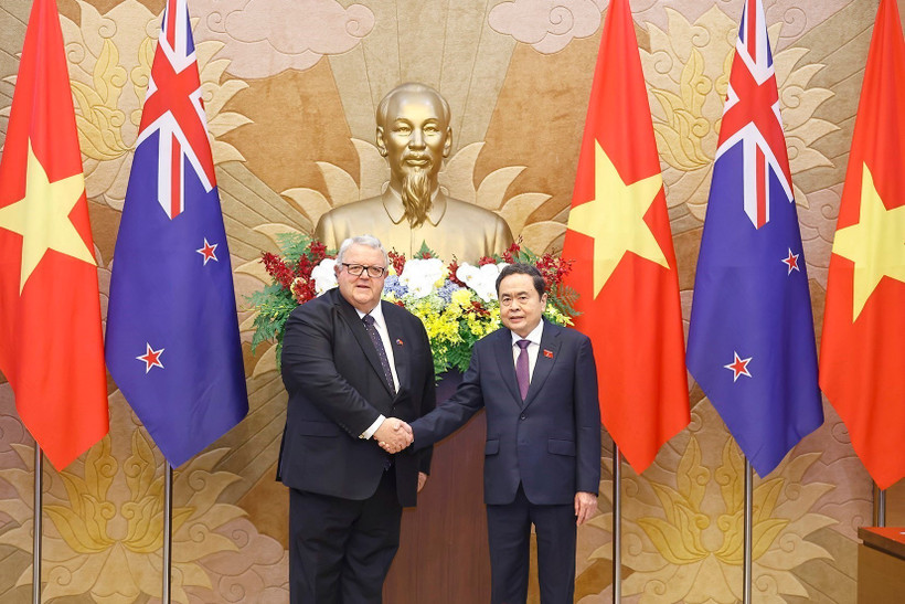 El presidente de la Asamblea Nacional, Tran Thanh Man, recibe al titular del Parlamento neozelandés, Gerry Brownlee. (Foto: VNA)