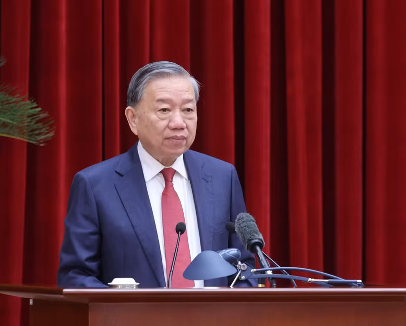 El secretario general To Lam pronuncia un discurso de apertura en el 14 pleno del Comité Central del Partido Comunista de Vietnam del XIII mandato. (Foto: VNA)