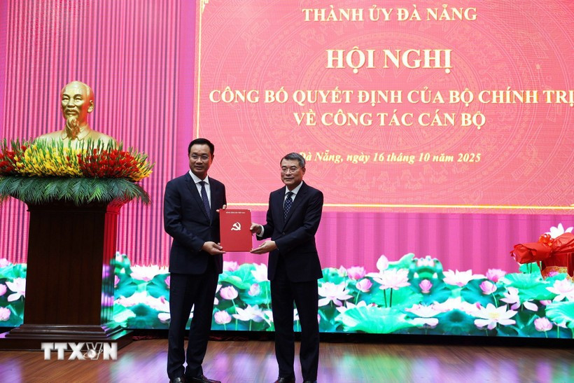 Le Minh Hung, (derecha) miembro del Buró Político, secretario del Comité Central del PCV y jefe de su Comisión de Organización, presenta la decisión del nombramiento a Le Ngoc Quang. (Foto: VNA)