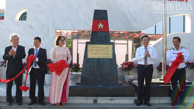Inauguración del proyecto del letrero del Comité Popular de la zona especial de Hoang Sa, en la ciudad de Da Nang. (Foto: baoquangninh.vn)