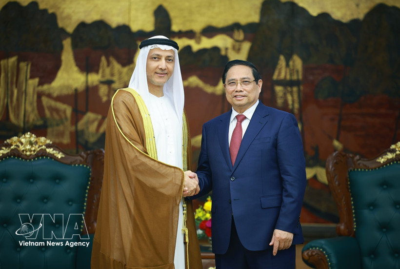 El primer ministro vietnamita, Pham Minh Chinh, recibe al embajador emiratí, Bader Abdullah Almatrooshi. (Foto: VNA)