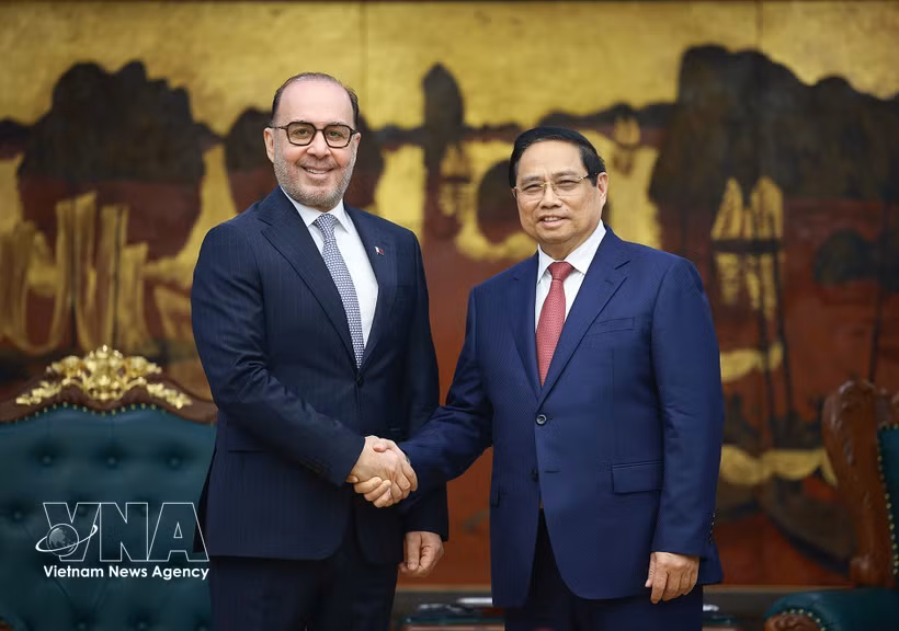 El primer ministro de Vietnam, Pham Minh Chinh, y el embajador qatarí, Khalid Ali Abdullah Abel (Fuente: VNA)