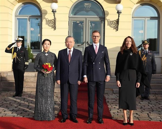 El presidente de Finlandia, Alexander Stubb, y su esposa presiden la ceremonia de bienvenida oficial al secretario general del Partido Comunista, To Lam, y su esposa en su visita oficial al país nórdico. (Foto: VNA)