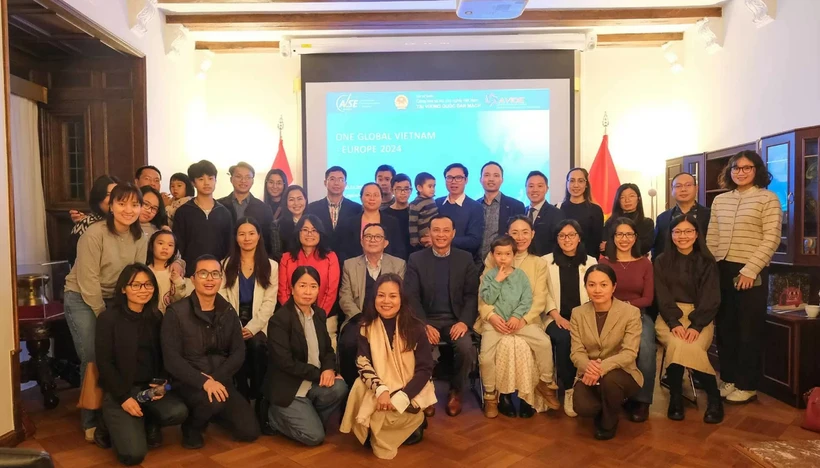 Expertos y científicos vietnamitas en Dinamarca, Noruega, Suecia y Francia tomaron fotografías de recuerdo. (Foto: baoquocte.vn)