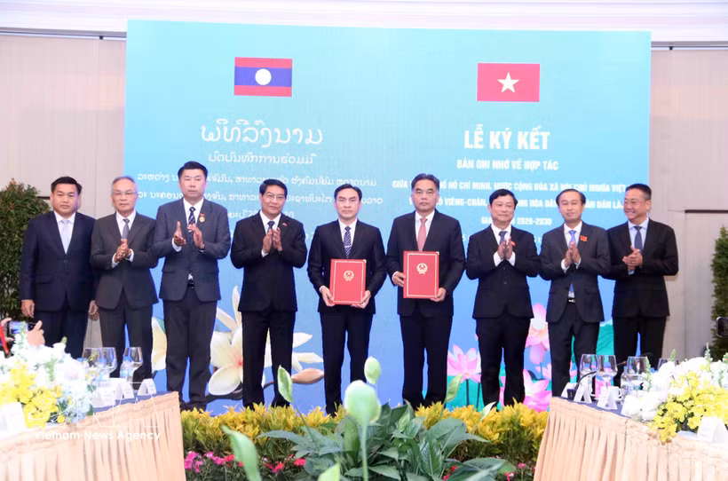 Representantes de Ciudad Ho Chi Minh y Vientiane firman el memorando de entendimiento para impulsar la cooperación bilateral durante el período 2026-2030. (Foto: VNA)