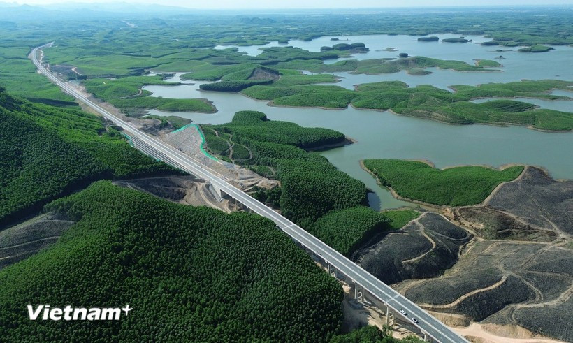 Más de 220 km del proyecto de la autopista Norte-Sur se abrieron al tráfico en ocasión del aniversario de la Revolución de Agosto, el 19 de agosto. (Foto: Vietnam+)