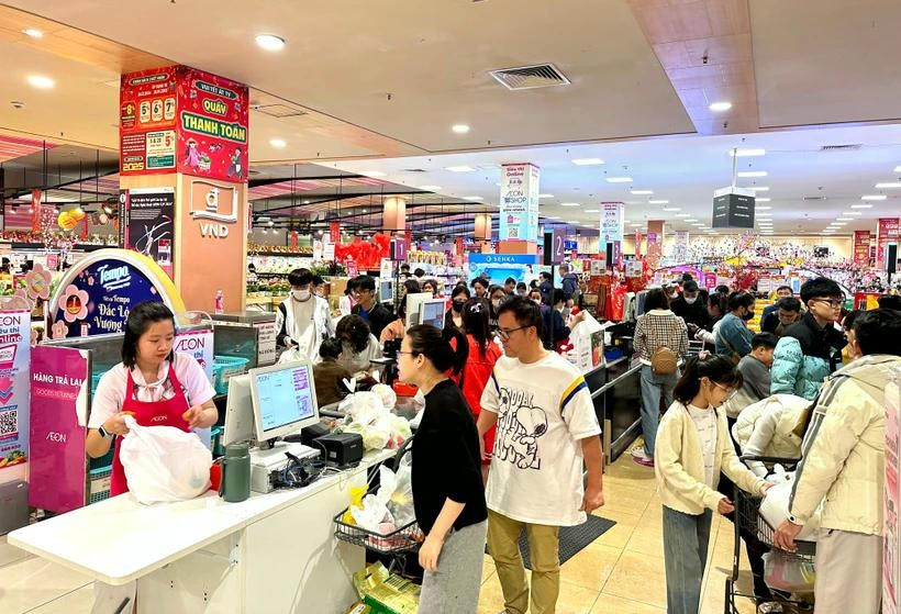 Consumidores compran en el supermercado. (Foto: Vietnam+)