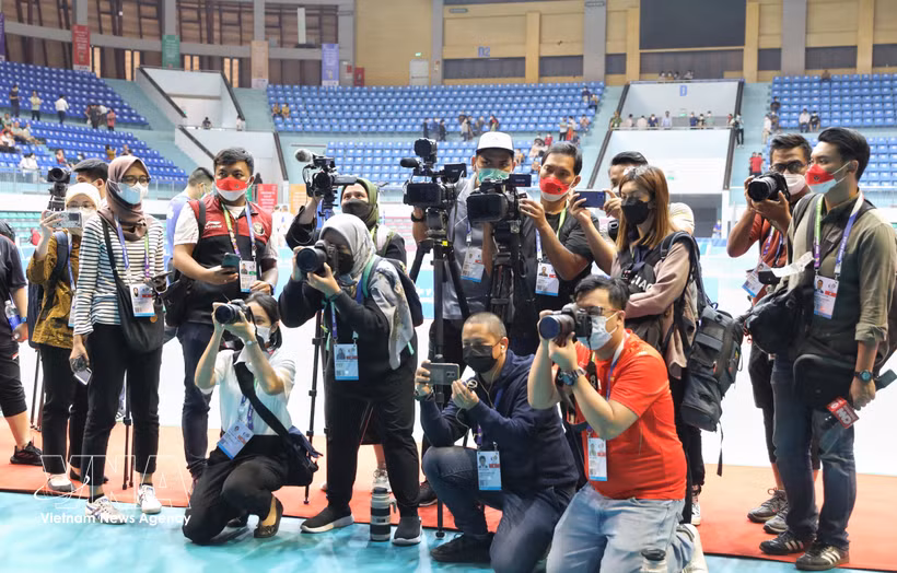 Periodistas vietnamitas y corresponsales extranjeros realizan la cobertura informativa en el Palacio Provincial de Deportes de Bac Giang. (Foto: VNA)