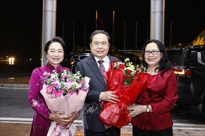 Ceremonia de despedida del presidente de la Asamblea Nacional, Tran Thanh Man, y su esposa en el Aeropuerto Internacional Noi Bai, Hanoi. (Foto: VNA)