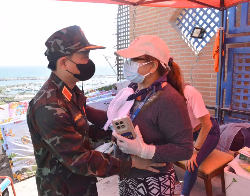 Una madre venezolana agradece a los rescatistas vietnamitas por localizar y recuperar el cuerpo de su hija entre los escombros. (Foto: Ministerio de Defensa de Vietnam)