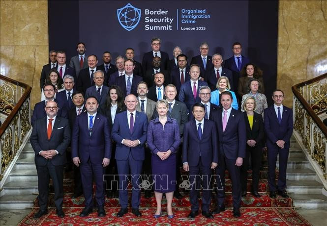 Los delegados a la Conferencia se tomaron fotografías de recuerdo en Lancaster House en Londres (Foto: VNA)