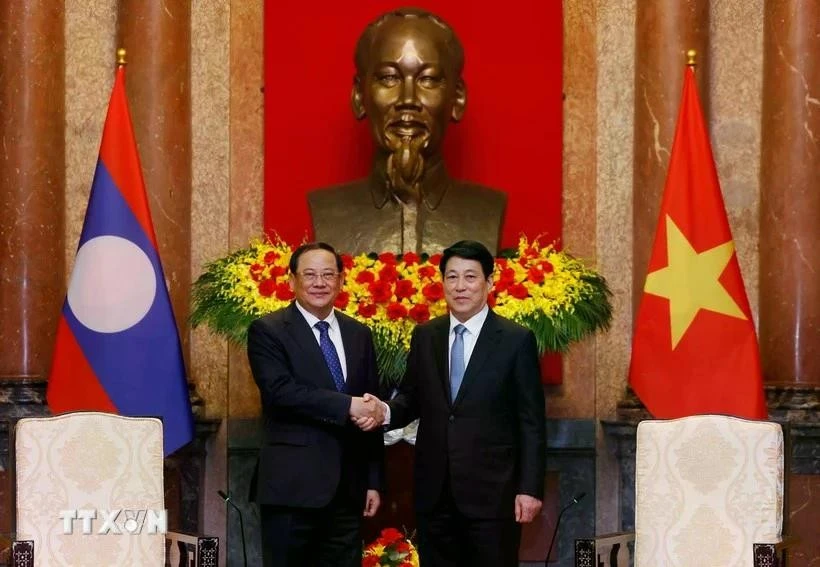 El presidente vietnamita Luong Cuong (derecha) y el primer ministro de Laos, Sonexay Siphandone. (Foto: VNA)
