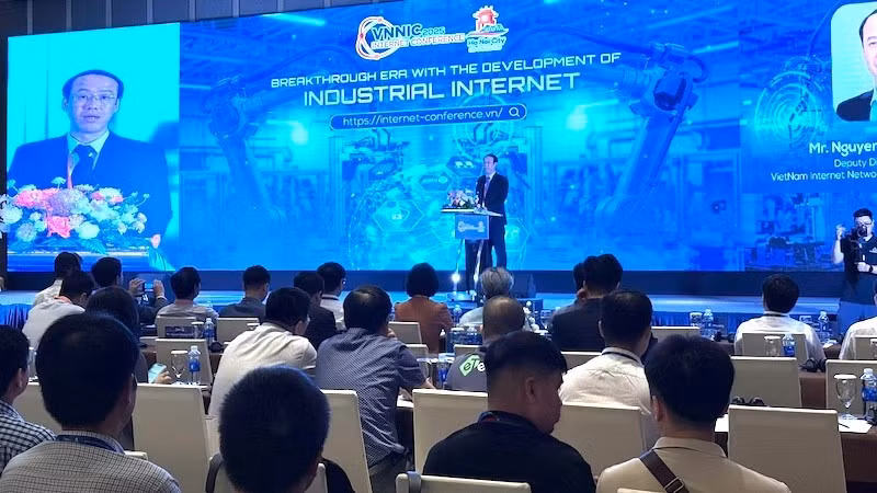 El subdirector del Centro de Internet de Vietnam, Nguyen Truong Giang, pronuncia el discurso inaugural de la sesión plenaria de la conferencia. (Fuente: Periódico Nhan Dan)
