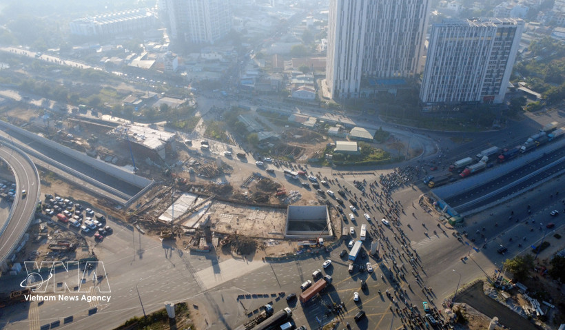 El nudo de intercambio An Phu es un punto estratégico donde convergen importantes ejes de transporte, entre ellos la vía de acceso a la autopista Ciudad Ho Chi Minh – Long Thanh – Dau Giay, las arterias Mai Chi Tho y Luong Dinh Cua, así como el sistema de conexión con la zona portuaria Cat Lai – Phu Huu. (Foto: VNA)