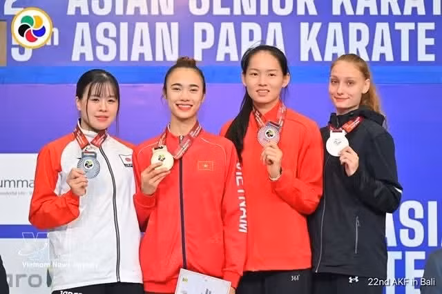 Nguyen Thi Dieu Ly (segunda por la izquierda) ganó la única medalla de oro de Vietnam en el Campeonato Asiático de Karate. (Foto: VNA)