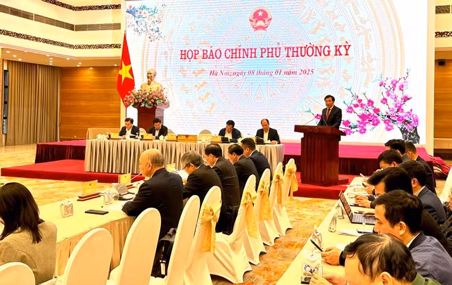 El ministro y jefe de la Oficina del Gobierno Tran Van Son presidió la conferencia de prensa ordinaria gubernamental el 8 de enero. (Foto: Vietnam+) 