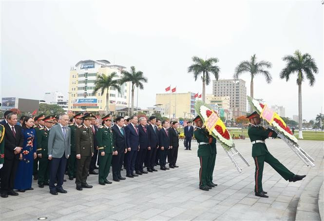 El secretario general del Partido, To Lam, ofrece incienso para conmemorar a los mártires heroicos en un sitio conmemorativo de la ciudad de Da Nang. (Foto: VNA)
