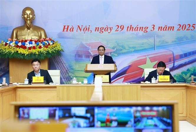 El primer ministro Pham Minh Chinh preside una reunión para acelerar progreso de proyectos de carreteras. (Foto: VNA)