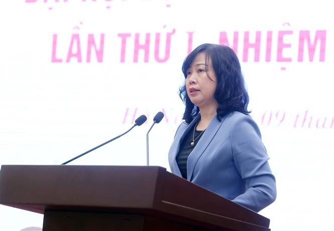 La ministra de Salud, Dao Hong Lan, responde a las preguntas de reporteros acerca de la implementación de las políticas sociales (Foto: VNA)