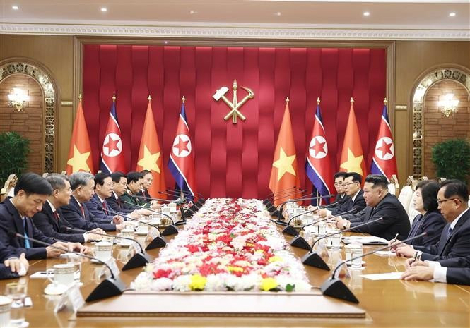 El secretario general del Partido Comunista de Vietnam, To Lam, se reúne con el secretario general del Partido del Trabajo de Corea y presidente de la Comisión de Asuntos Estatales del país, Kim Jong Un. (Foto: VNA)