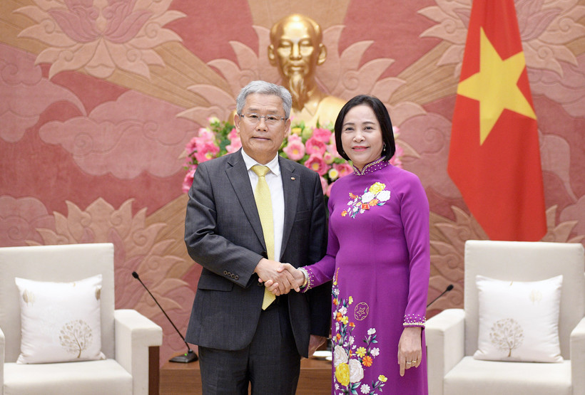La vicepresidenta de la Asamblea Nacional de Vietnam, Nguyen Thi Thanh, recibe en Hanoi al presidente y director general del Grupo de Energía Eléctrica de Corea (KEPCO), Kim Dong Cheol. (Foto: VNA)